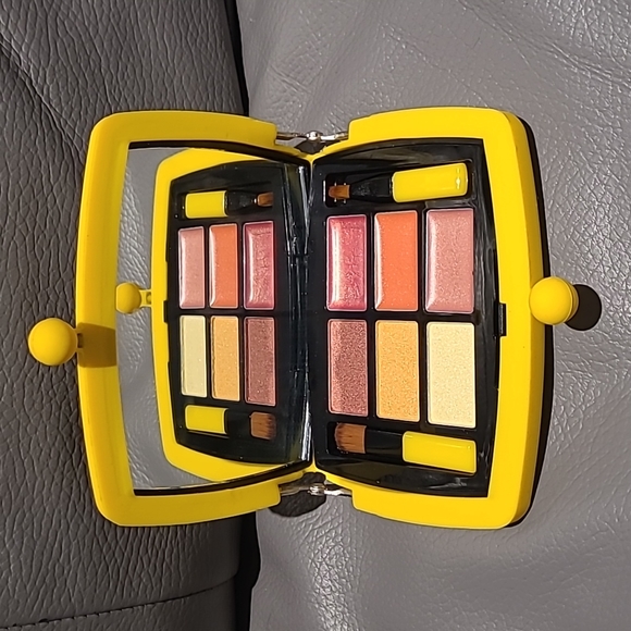 Hot Stuff eyeshadow and lipgloss compact with mirror - Picture 1 of 3